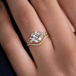 Anillo de compromiso y aniversario de moissanita de 1 quilate con corte brillante, diseño Snowdrift, engaste pavé, banda de eternidad curvada, plata de ley 925 - Product Image 1