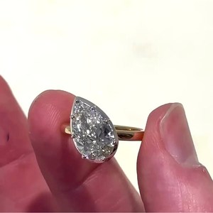 Anillo de Compromiso para Mujer con Diamante de Laboratorio en Forma de Pera de 3.00ct, Certificado IGI, Engaste de Bisel en Dos Tonos, Color DEF - Product Image 5