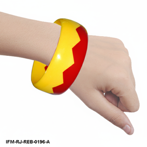 Brazalete de Resina Zig Zag Amarillo y Rojo Hecho a Mano, Brazalete Chevron de Dos Tonos para Mujer - Product Image 6