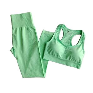 Ensemble de sport 2 pièces grande taille personnalisé avec logo pour femme : Soutien-gorge de sport sans couture à dos croisé et Legging d'entraînement froncé anti-transpiration - Product Image 1