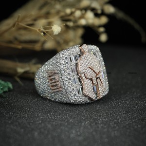 Anillo Personalizado con Nombre en Plata de Ley 925 con Moissanita en Corte Redondo y Baguette, Anillo de Dos Tonos para Hombre de Phoenix Enterprise - Product Image 3