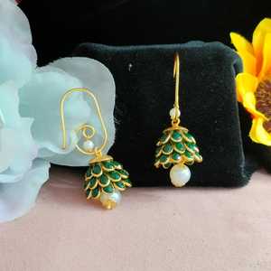 L'élégance traditionnelle rencontre la simplicité moderne Goutte de raisin Jhumkas Lignes épurées Détaillements subtils Boucles d'oreilles légères à la mode - Product Image 2