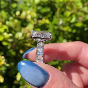 Bague de fiançailles pour femme en diamant de laboratoire radiant certifié IGI de 6,00 carats avec côtés allongés en forme de coussin - Product Image 4