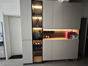 Elegante organizador de comedor con puertas de madera compuesta, nichos iluminados con LED, superficie de trabajo larga, cajones profundos y gabinete a medida. - Product Image 2