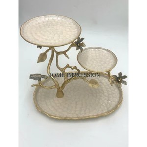 Support à gâteau en porcelaine blanche avec bordure en perles dorées, design élégant, nouveau look, idéal pour les fêtes d'anniversaire - Product Image 4