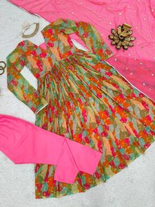 Beau costume de coupe Designer Nayra avec intérieur et Pent-Dupatta avec impression numérique et travail à la main - Product Image 2