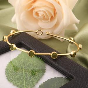 Pulsera abierta de moldavita verde natural en bruto, chapada en oro sobre latón, joyería minimalista hecha a mano, venta al por mayor. - Product Image 6