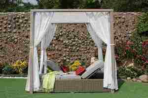 Tumbona doble duradera para exteriores con base de metal y cojines resistentes al agua - Product Image 4