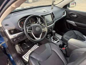 Auto Usado Económico Jeep Cherokee Latitude Plus 2018 con Volante a la Izquierda - Product Image 2