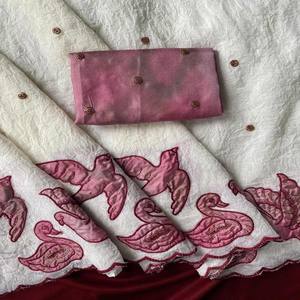 Sari de Tela Pura Crush VASTRA COTTAGE con Diseño de Aves en Panel, Detalles de Calado y Blusa de Diseñador, Ropa Festiva para Fiestas - Product Image 3