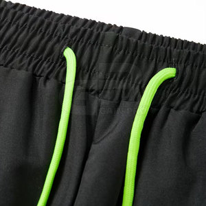 Survêtement rétro haute performance pour homme, idéal pour l'entraînement estival et les tenues décontractées, avec tissu flexible et mouvements fluides - Product Image 4