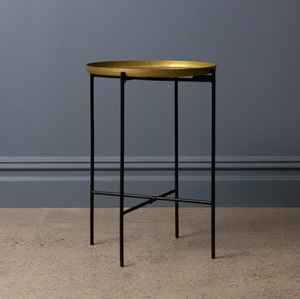 Plateau rond martelé or en métal avec support noir Table d'appoint artisanale pour la décoration du salon - Product Image 3