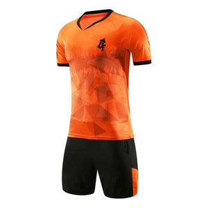 Uniforme de fútbol por sublimación de poliéster 100% fabricado en Pakistán diseñado para mantener a los jugadores frescos y con estilo - Product Image 1