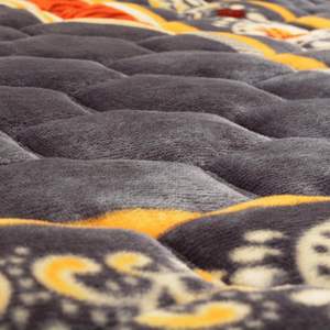 Alfombra de Oración Moderna y Minimalista al por Mayor, Suave, Duradera y Portátil para las Oraciones Islámicas Diarias en Casa, la Mezquita o Durante Viajes - Product Image 4