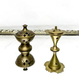 Brûleur d'encens en laiton antique pour salles de méditation, offrant une ambiance sacrée et un environnement calme avec un flux stable pour la relaxation - Product Image 1