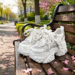 <span class=keywords><strong>Baskets</strong></span> décontractées confortables pour femmes à talon compensé dissimulé de 8 cm, bout rond, semelle épaisse, collection Printemps-Été 2026, couleur blanche, vente en gros - Product Image 1