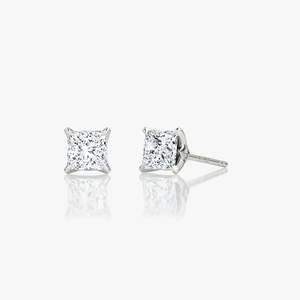 Pendientes de tuerca de diamante de moissanita de corte redondo estilo Martini para un aspecto elegante - Product Image 1