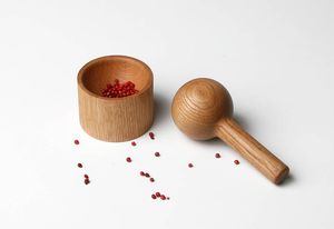 Elegante mortero de madera que proporciona un encanto rústico natural mientras prepara mezclas diarias de especias frescas y aromáticas. - Product Image 6