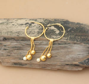 Boucles d'oreilles créoles chics plaquées or avec chaînes à pampilles, perles pendantes et boules dorées, bijoux tendance pour femmes - Product Image 2