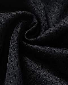 Camiseta deportiva para hombre, negra, cuello en V, manga corta, transpirable, atlética, con estampado de números grandes, uniforme de equipo personalizado. - Product Image 2