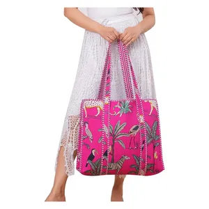 Bolso Tote Acolchado de Algodón Indio con Estampado a Mano en Color Rosa, Ligero, para Uso Diario, con Cierre Abierto, para la Temporada de Verano - Product Image 1