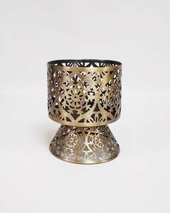 Le bougeoir votif en métal rustique avec antiquité ajoute un charme de style campagnard aux villas de cabines confortables et aux maisons familiales - Product Image 2