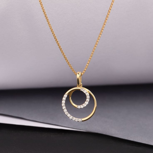 Élégant pendentif feuille d'érable doré symbolisant la force et le renouveau, magnifiquement conçu pour une élégance quotidienne intemporelle. - Product Image 6