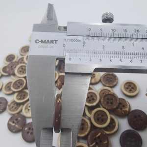 กระดุมเปลือกมะพร้าวธรรมชาติคุณภาพสูงจากเวียดนาม ขนาด 24 ลิตร ทรงกลม 4 รู เป็นมิตรกับสิ่งแวดล้อม ระยะเวลาจัดส่งตัวอย่าง 7 วัน มีสินค้าในสต็อก ขายส่ง - Product Image 4