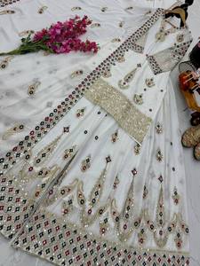 Tenue de fête moderne Sharara Palazzo en pur soie chinon avec bordure en dentelle travaillée - Product Image 4
