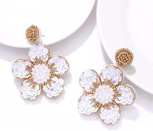 Pendientes llamativos con cuentas 100% hechos a mano con forma de flor colorida única perla de imitación hecha a mano de La India - Product Image 3