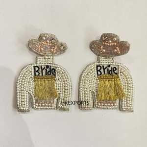 Vente en gros d'élégantes boucles d'oreilles de mariée en perles plaquées or, faites à la main, pour les mariages, les fiançailles et les fêtes. - Product Image 2