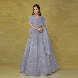 Lehenga Choli de Tela Twill Premium con Adornos Refinados, Silueta Esculpida, Acabado Decorativo en el Dobladillo y Caída Fluida - Product Image 4