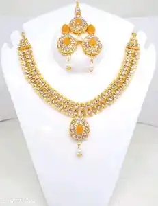 Collier de perles rouges royales blanches et grises Collier de perles à 3 lignes Fabricant pour FEMMES USA EUROPE FEMMES MEILLEURE VENTE D'ACHAT EN VRAC - Product Image 1