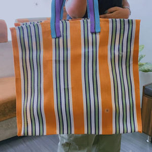 Bolsa de compras de nailon reutilizable ecológica con cremallera RPET Bolsas de playa de plástico recicladas tejidas a rayas hechas en la India - Product Image 1