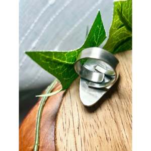 Bague ajustable Antionette Martinez en argent sterling et huître épineuse violette, sertie d'une perle principale, pour un usage quotidien - Product Image 4