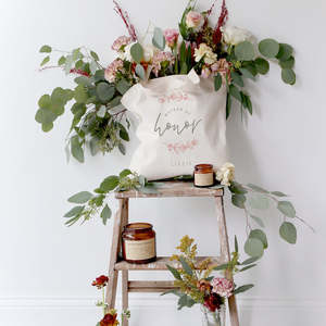 Sac fourre-tout en toile de coton personnalisé avec motif floral et nom de témoin d'honneur, fermeture ouverte, couleur unie - Product Image 4