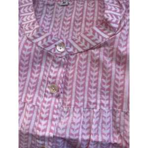 Blusa de Popelina con Estampado Artesanal en Rosa, para Mujer, Bordado Floral, Estilo Chino, Asimétrica, con Volantes y Encaje, Tallas XS-XL Disponibles - Product Image 4