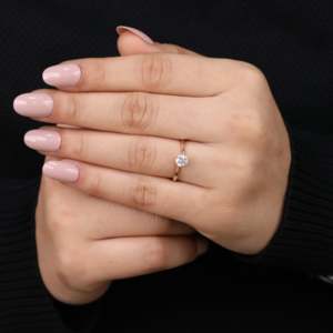 Bague de fiançailles solitaire en diamant rond de culture avec bande de contournement en argent sterling/platine/or, clarté VS1, couleur F - Product Image 4