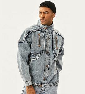 แจ็คเก็ตยีนส์สีอ่อนทันสมัยพร้อมปกสูง กระดุมด้านหน้า กระเป๋าแบบมีฝาปิดและซิป - เสื้อคลุมสำหรับฤดูหนาวด้วยเทคนิคการย้อมสีแบบเรียบ - Product Image 4