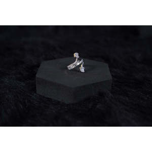 Anillo de Compromiso Silverings de Plata de Ley 925, Chapado en Rodio, Corte Esmeralda, Patrón Geométrico de Diamantes, Adornado con Platino - Product Image 2