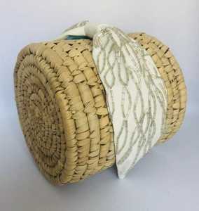 Diadema blanca brillante fácil de usar con cuentas a mano con diseño bordado a mano de ajuste suave acolchado - Product Image 3