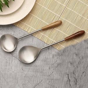 Cuillère personnalisée en vrac en acier inoxydable plaqué argent Ensemble de cuillères à salade, à soupe et à soupe avec long manche en bois de qualité haut de gamme et simplicité - Product Image 1