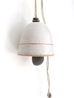 Cloche de vache en céramique de style antique avec finition rustique idéale pour la tenture murale de cabane de ferme de campagne et de chalet