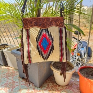 Nouvelle arrivée Western Navajo sacs latéraux à franges en cuir usiné aztèque faits à la main Vente à chaud de sacs à main de taille idéale de style vintage pour femmes - Product Image 1