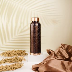 Bouteille d'eau en cuivre martelé de haute qualité pour Yoga & Ayurveda Design de logo élégant Finition de qualité pour les fêtes de voyage en Inde - Product Image 1