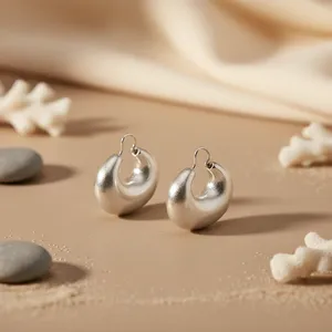 Boucles d'oreilles créoles géométriques en argent 925, design minimaliste, pour un usage quotidien, bijoux unisexes - Product Image 1