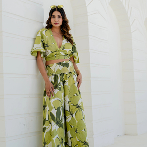 Ensemble deux pièces floral vert lime, crop top et pantalon large, tenue d'été assortie, imprimé botanique tendance pour les vacances - Product Image 1