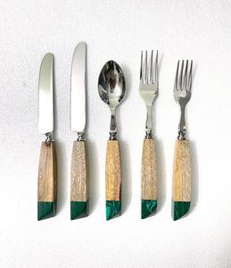 Juego de Ensaladera de Metal para Servir Alimentos y Ensaladas con Mango de Madera y Resina, Servidor de Ensalada de Acero Inoxidable, Accesorios Modernos para la Cocina - Product Image 2