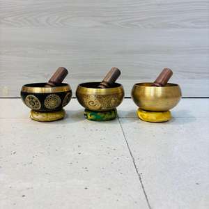 Bol chantant artisanal en métal en bronze sur le thème bouddhiste traditionnel pour la thérapie par le son et la guérison des chakras - Product Image 4