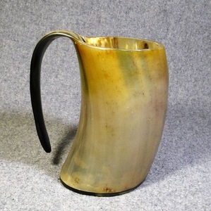 Chope à bière viking en corne naturelle polie, écologique, artisanale, à motifs animaux et religieux - Product Image 3